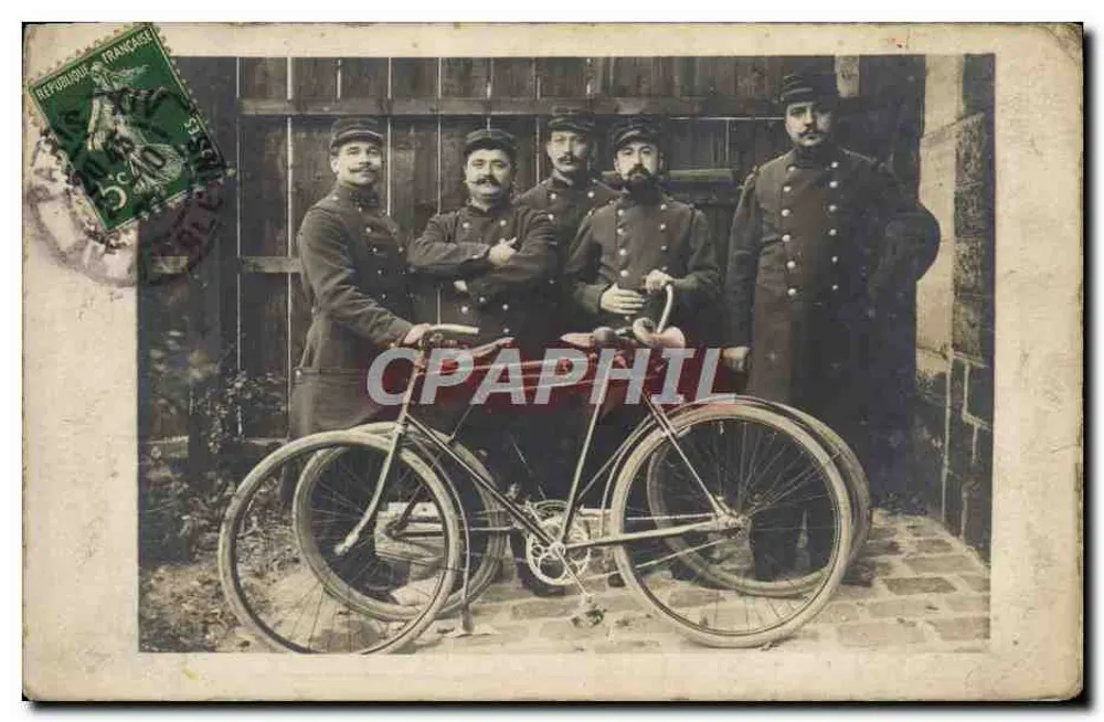 Vier französische Soldaten mit Fahrrad — vor einem Holzwand — anonymer Verleger - Vorderseite