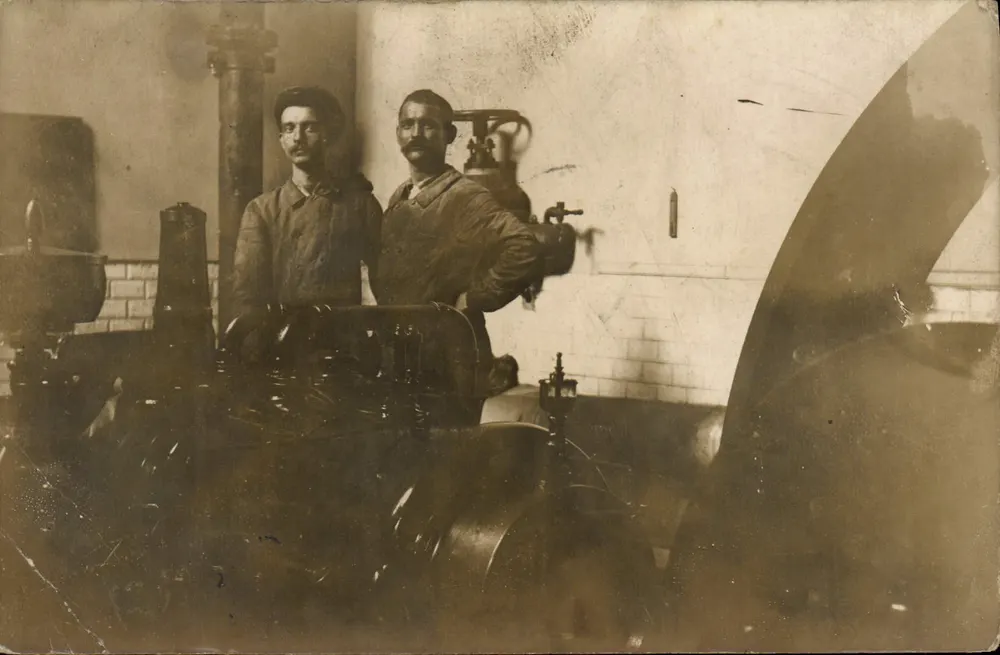 Deux ouvriers devant une machine à vapeur — atelier industriel — éditeur R. Guillermont, Baudry & Cie, Paris - Recto