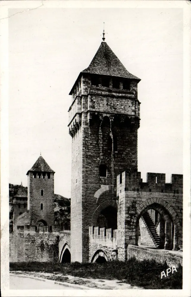 Le Pont Valentré — pont fortifié avec tours et arches — éditeur APA - Frente