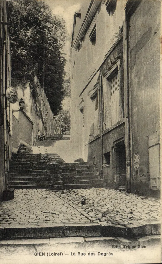 Gien (Loiret) — A Rua dos Degraus — Ed. Trippé Gien - Frente