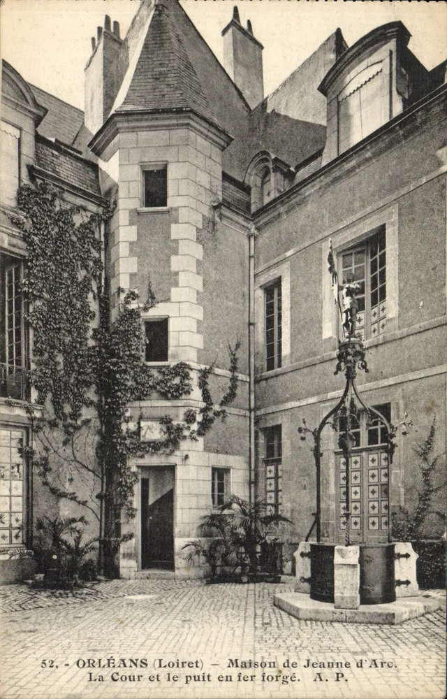 Orléans (Loiret) — Haus der Jeanne d'Arc — Die Cour und der eiserne Brunnen — A. P. - Vorderseite