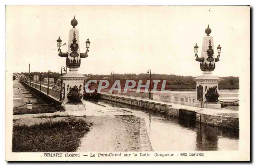 Briare (Loiret) — Die Kanalbrücke über die Loire (Länge: 662 Meter) - Vorderseite