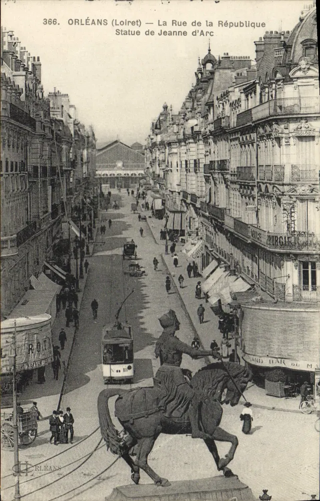 Orléans (Loiret) — A Rue de la République — Estátua de Joana d'Arc - Frente