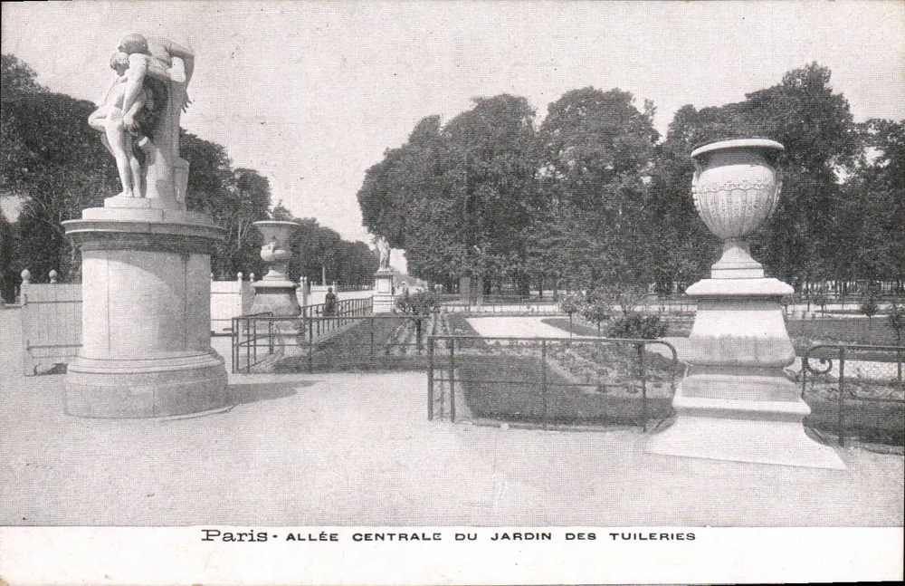 Paris — Zentrale Allee im Tuileries-Garten — Ansicht mit Statuen und Urnen - Vorderseite