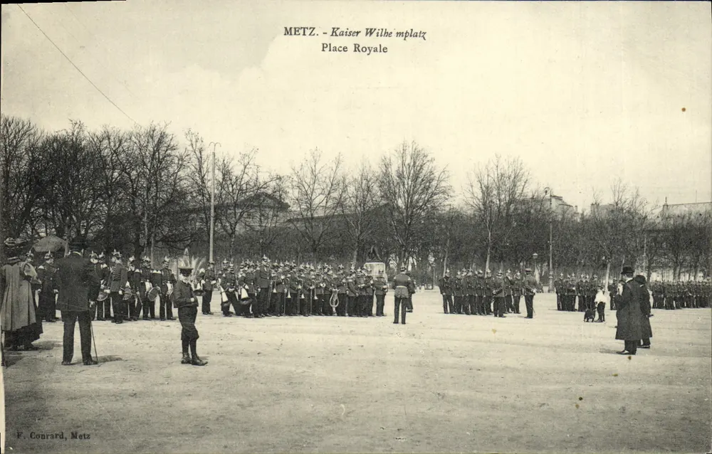 Metz - Kaiser Wilhelmsplatz (Place Royale) — Militärparade — F. Conrard, Metz - Vorderseite