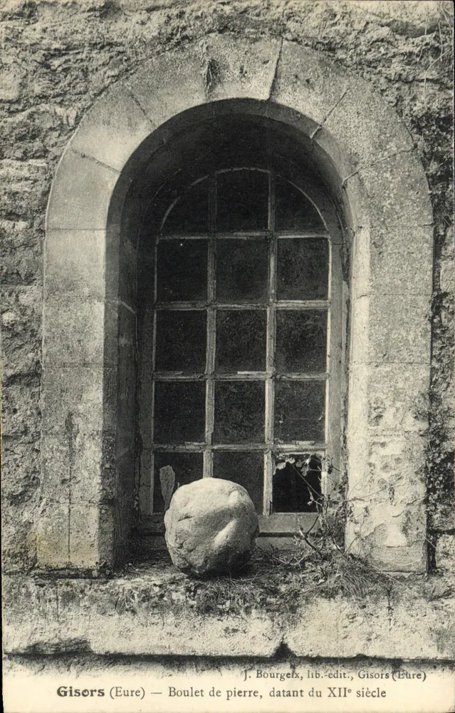 Gisors (Eure) — Boulet de pierre, datant du XIIe siècle — J. Bourgeix, lib.-édit., Gisors (Eure) - Frente