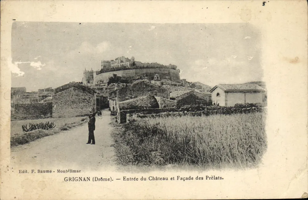 Grignan (Drôme) — Entrée du Château et Façade des Prélats — Edit. F. Baume - Montélimar - Frente