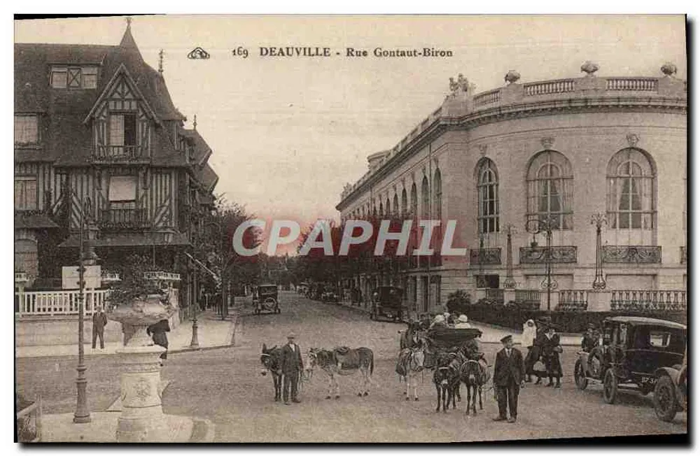 Deauville - Straße Gontaut-Biron — Ansicht der Place mit Gebäuden und Fahrzeugen — Verlag: C. Albes, Nr. 169 - Vorderseite