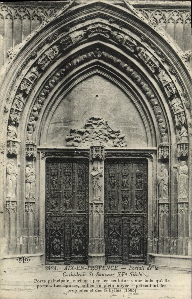 Aix-en-Provence — Portal der Kathedrale Saint-Sauveur — Haupteingang mit Schnitzereien aus massivem Nussbaum des 15. Jahrhunderts (1505) - Vorderseite