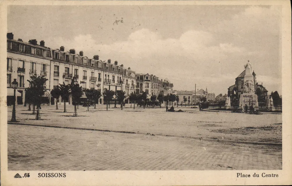 Soissons — Place du Centre avec monument — éditeur imprimeur 'Soissons' n°66 - Frente