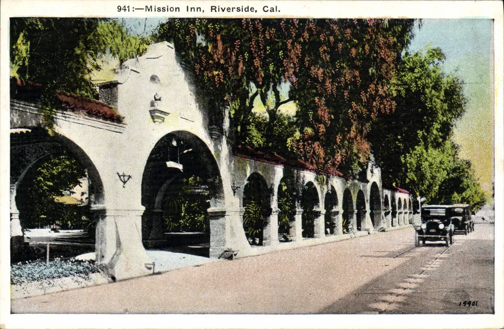 Mission Inn, Riverside, Cal. — vista da entrada com arco e carroça antiga — editor M. Kashower Co., n° 941 - Frente