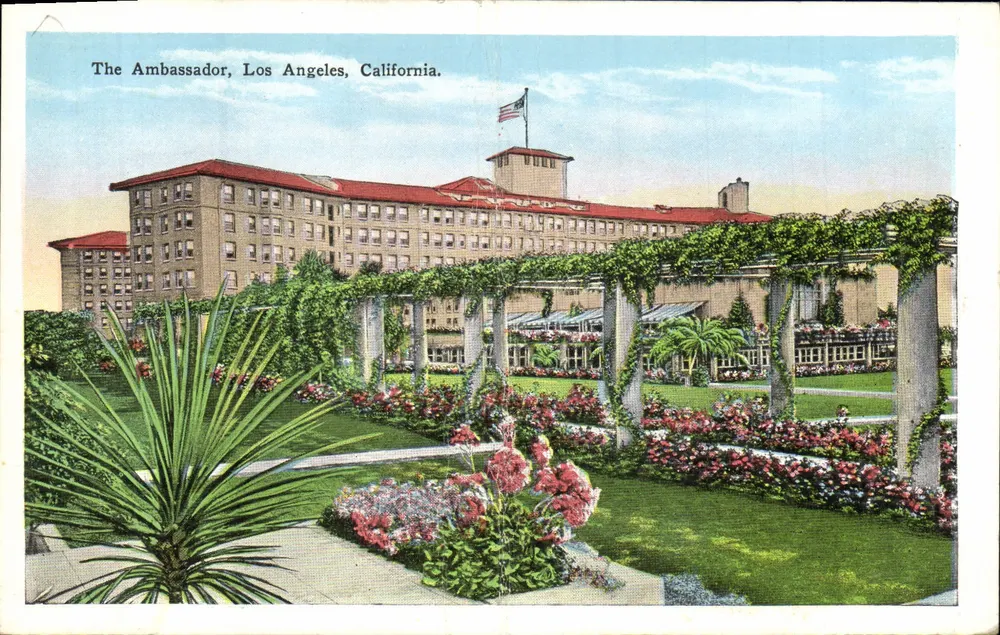 The Ambassador, Los Angeles, California — hôtel avec jardin fleuri et pergola — E. C. Knopp Co., Milwaukee - Vorderseite