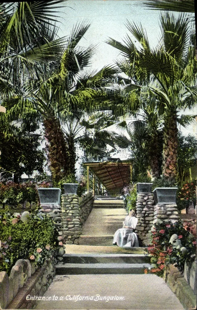 Eingang zu einem California Bungalow — Szene mit Palmen und sitzender Frau — Verlag nicht sichtbar - Vorderseite