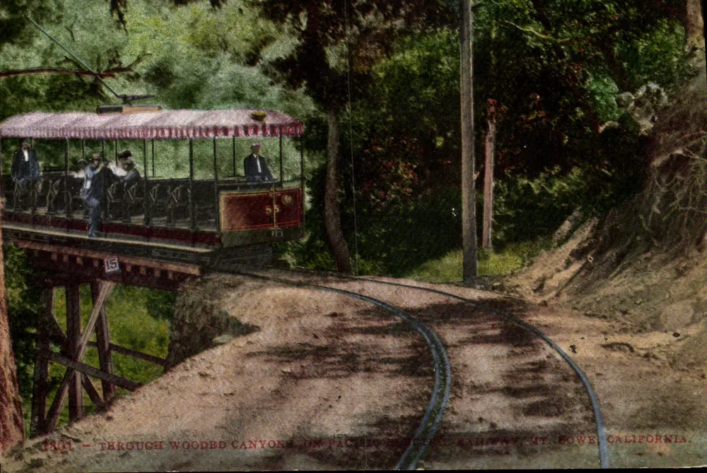 Tramway atravessando um canyon florestado — Pacific Electric Railway, Mt. Lowe, Califórnia — editor Edward Mitchell, n° 1801 - Frente