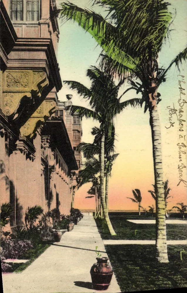 Das Breakers Hotel in Palm Beach — Ansicht der mit Palmen gesäumten Allee — Verlag Sunny Scenes, Nr. 168 - Vorderseite