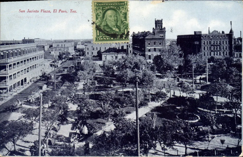 San Jacinto Plaza, El Paso, Tex. — vue panoramique d'un square avec arbres et bâtiments — éditeur Henry S. Beach, El Paso, Tex. - Anverso