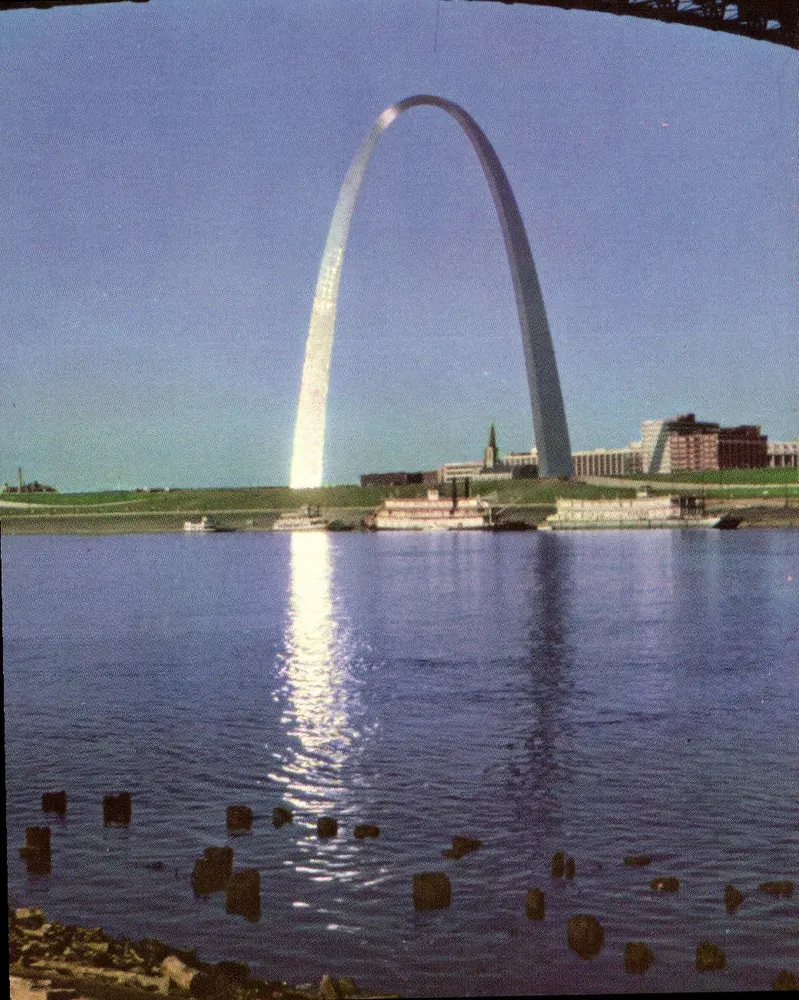 Gateway Arch — St. Louis, III — St. Louis Color Postcard Co. #A1311 - Vorderseite