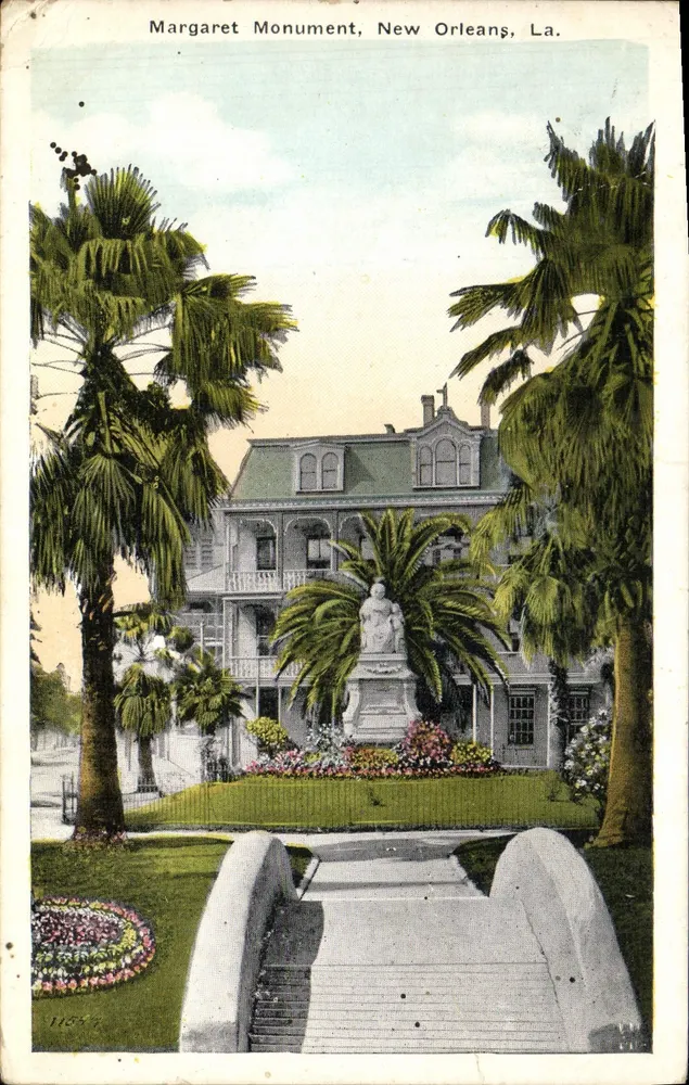Margaret Monument, New Orleans, La. — statue devant un bâtiment à porches, entouré de palmiers — Pub. By C. B. Mason, No. 102 - Frente