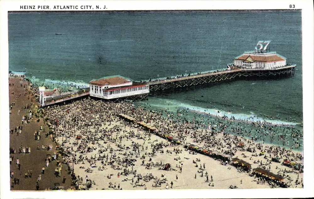 Heinz Pier, Atlantic City, N.J. — luchtfoto van de kade en de overvolle strand — uitgever Tichnor & Co., serie-nummer 83 - Voorkant