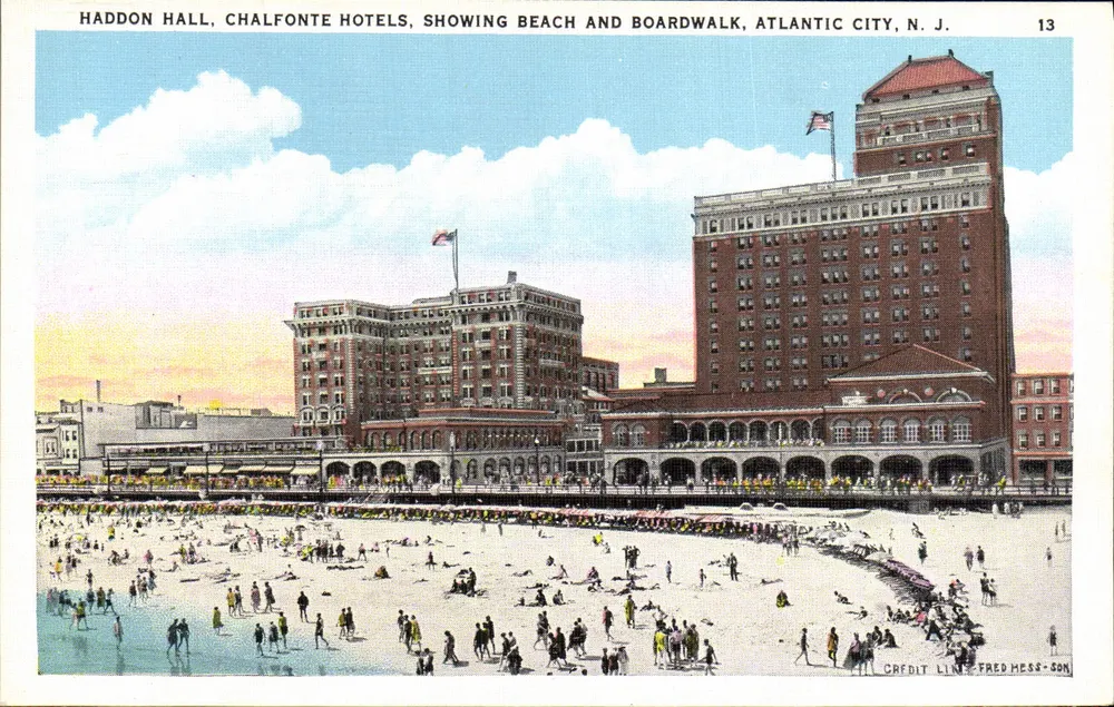 Haddon Hall, Chalfonte Hotels, mit Strand und Boardwalk, Atlantic City, N.J. — Serie 13 — Verlag Fred Hess & Son - Vorderseite