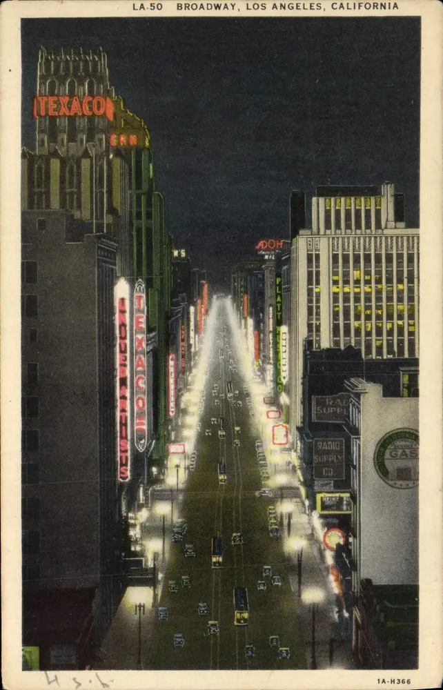 Broadway, Los Angeles, Califórnia — vista noturna com placas Texaco e Platt — Western Publishing & Novelty Co., n° LA-50 - Frente