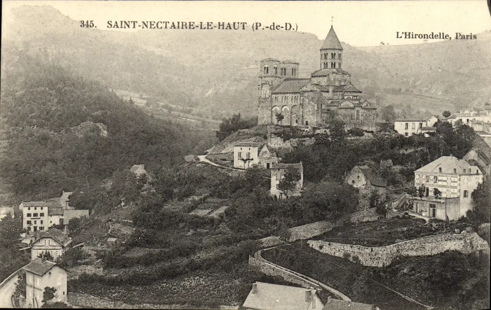 Saint-Nectaire-le-Haut (P.-de-D.) — vista do vilarejo e da igreja — L'Hirondelle, Paris, n° 345 - Frente