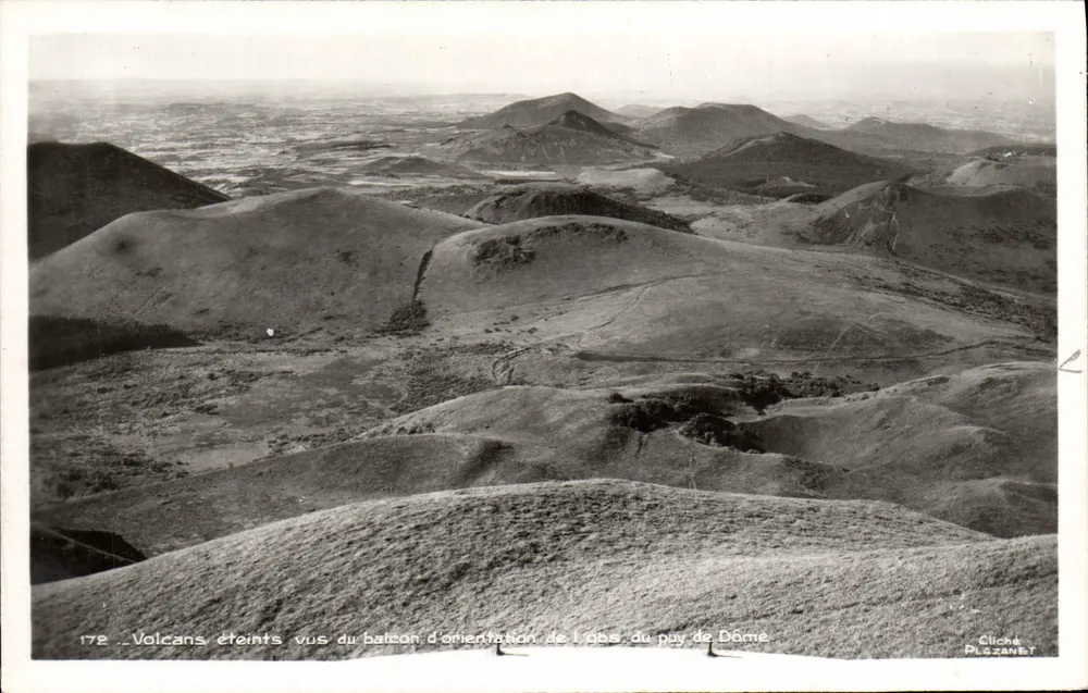 Volcanes extintos vistos desde el balcón de orientación de la observación del Puy de Dôme — Glichon Plazanet, n°172 - Anverso