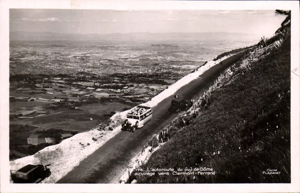 Die Autobahn vom Puy de Dôme zum Kurvenabschnitt nach Clermont-Ferrand — Cliché Plazanet, Nr. 174 - Vorderseite