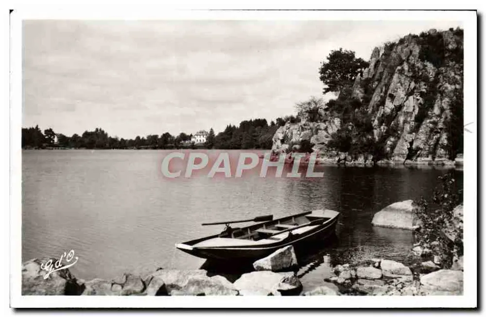 Lac de Tazenat — Roche Servière — L'Auvergne - Recto
