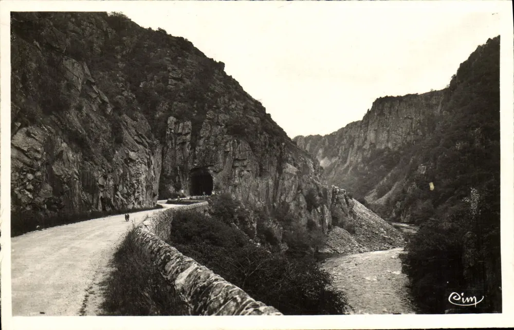 Die Gorges de Chouvigny — Eingang zum Tunnel von Chouvigny — Verlag Cim - Vorderseite