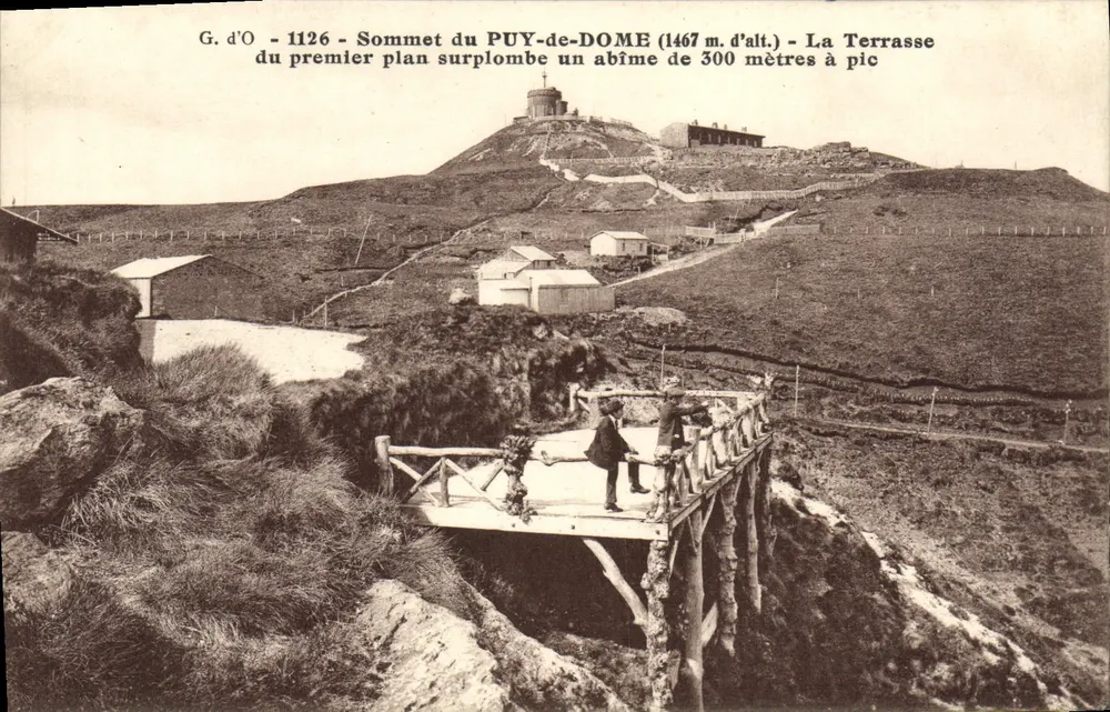 Gipfel des PUY-DE-DOME (1467 m hoch) — Die Terrasse überblickt eine 300 Meter tiefe Schlucht — Gouttefanges, photo-édit., Olliergues - Vorderseite