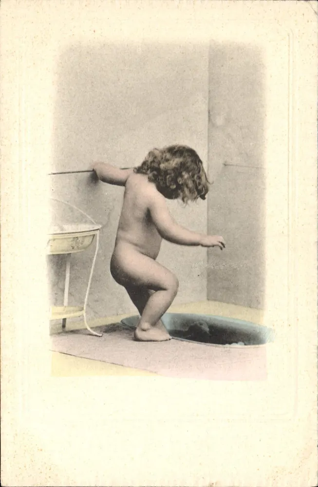 Criança em uma banheira — P. F., B. Série 1882 - Frente