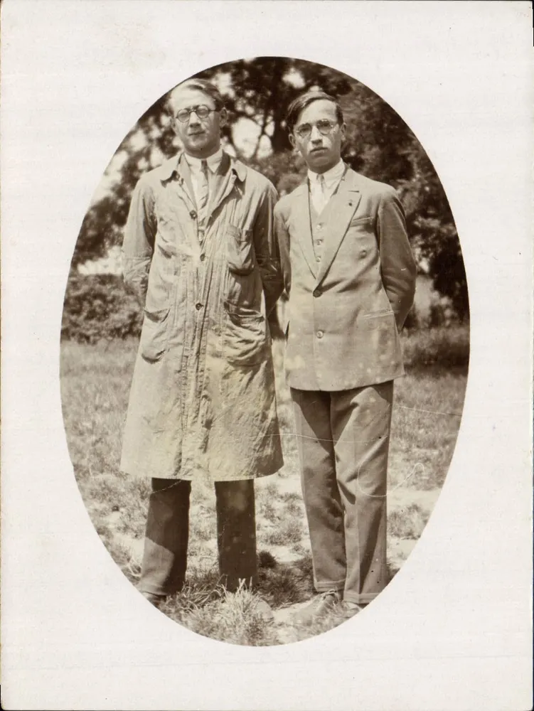 Dois homens em traje da época — foto de identidade - Frente