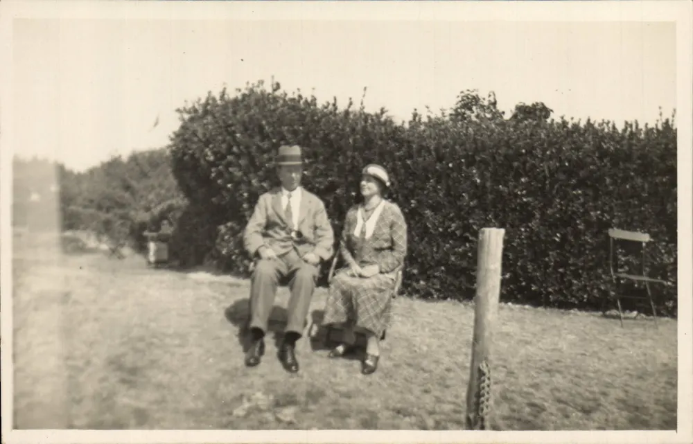 Paar sitzt im Park — Hastings, Sussex — n° 1983 - Vorderseite