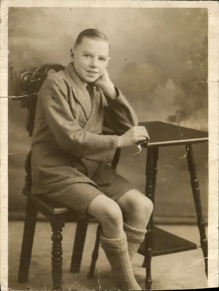 Jeune garçon — portrait studio — éditeur Branchee - Frente