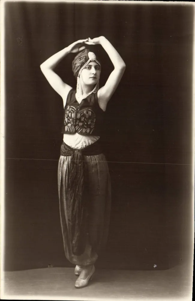 Ballerina orientale — posa teatrale — Vaucuier, Parigi - Recto
