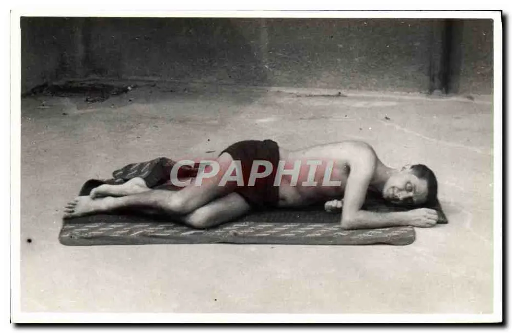 Mann in Yoga-Position — kein Verlag oder Nummer sichtbar - Vorderseite