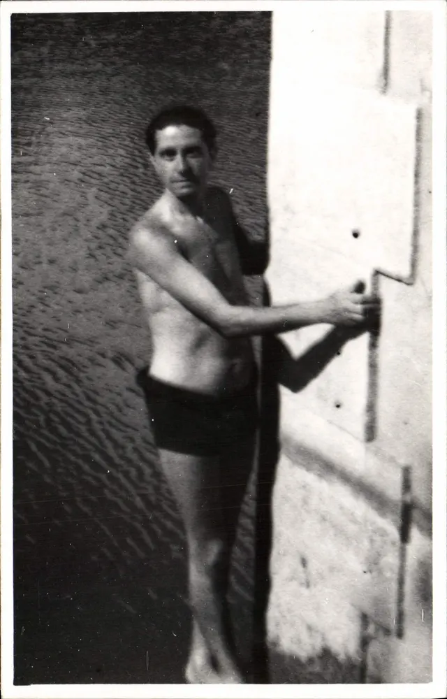 Mann in Badehose — vor einer Tür - Vorderseite