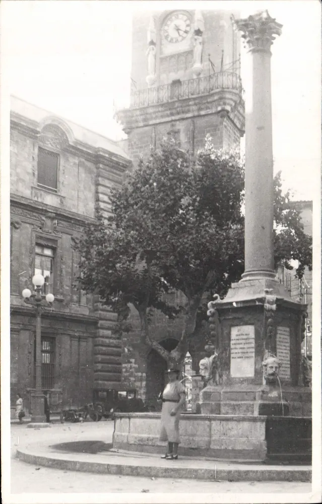 Platz der Stadtverwaltung mit Brunnen und Uhr — Tarragone - Vorderseite