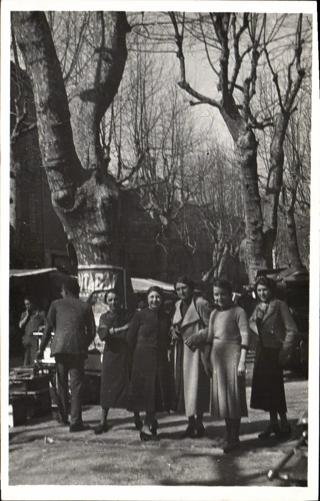 Gruppe von Frauen vor einem Baum — Markt - Vorderseite