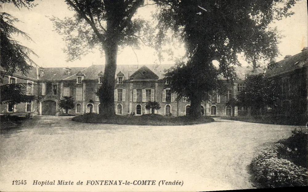 Hospital Mixto de FONTENAY-LE-COMTE (Vendée) — visão do prédio principal — n° 12545 - Frente