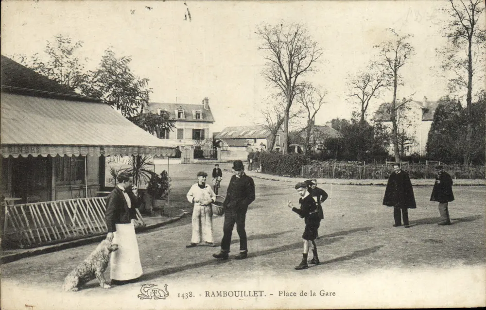 Rambouillet - Bahnhofsplatz — Straßenszene mit Kindern und Frau mit Hund — Verlag T. Lefebvre, Nr. 1438 - Vorderseite