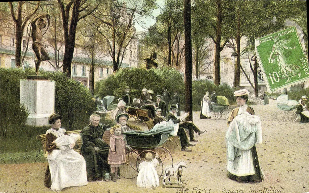 Paris - Praça Montholon — cena de parque com estátua e passeantes — editor desconhecido, número de série não visível - Frente