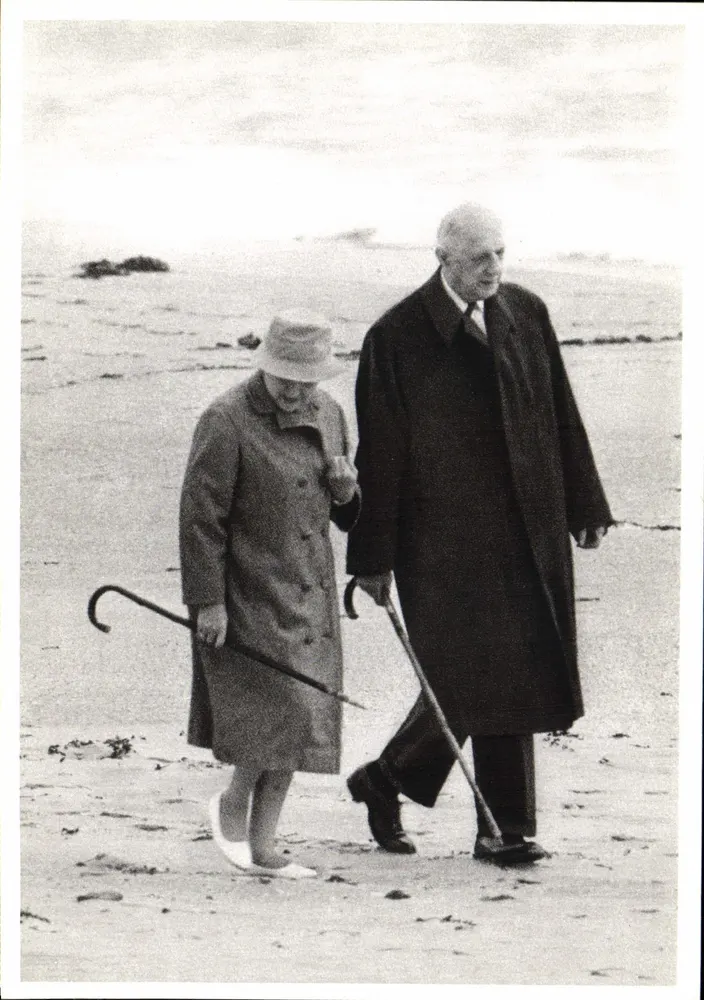 Yvonne und Charles de Gaulle — Spaziergang am Strand — Photomania, Paris, 1969 - Vorderseite