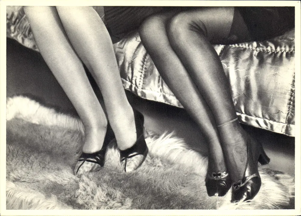 Duas mulheres com meias de seda — fotografia — Éditions Agathe Gaillard, Paris - Frente