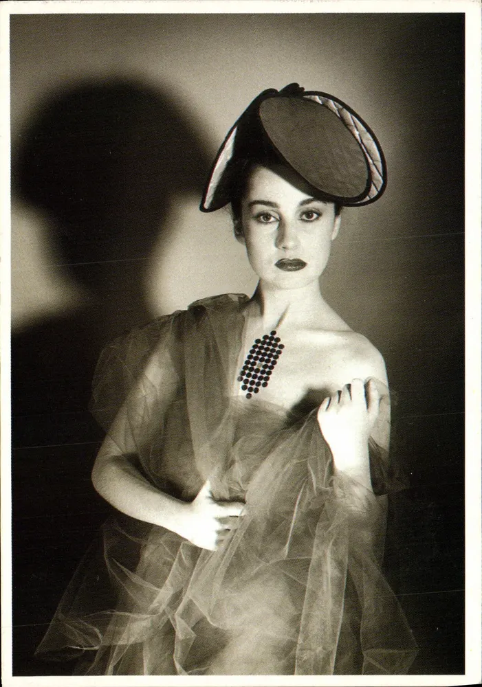 Frau in Tüllkleid und Hut — Ausstellung « Pastillages » — Coup de Coeur, Paris - Vorderseite