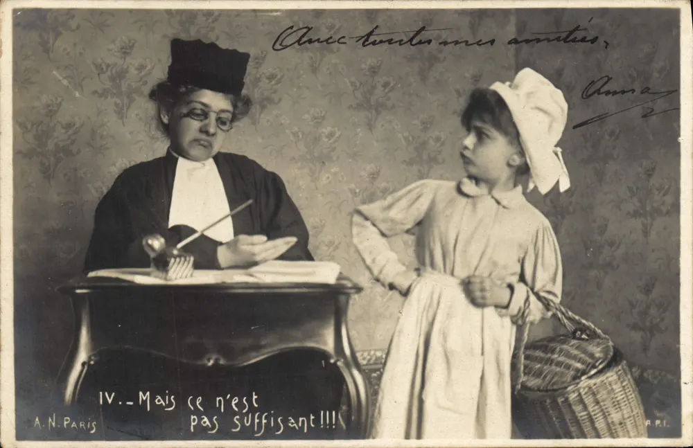 Frau in Richterrobe und kleines Mädchen — humoristische Szene — A.N. PARIS, Serie IV - Vorderseite