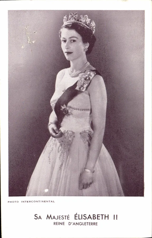 Sa Majesté Élisabeth II — portrait officiel en robe de cour et diadème — éditeur PHOTO INTERCONTINENTAL - Recto