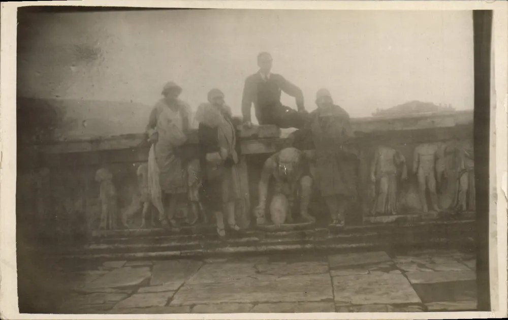 Grupo de turistas diante das esculturas do Partenon — n° 12345 - Frente