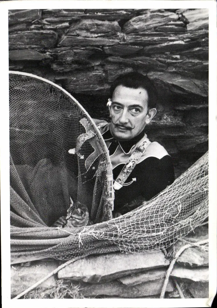 Salvador Dalí — pêcheur avec filet et chat — André Ostier, 1951 - Frente